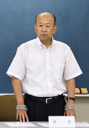 8月下旬に開かれた町総合教育会議であいさつをする西脇道夫町長=聖籠町役場