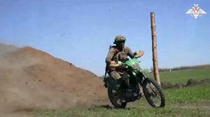 ロシア軍のバイク部隊の兵士(ロシア国防省のテレグラムから・共同)