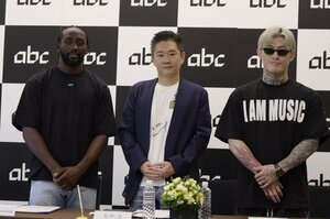 「Crawford Production Japan（仮称）」設立会見に登壇した（左から）テレンス・クロフォード、abc株式会社・松田元代表取締役社長、平本蓮