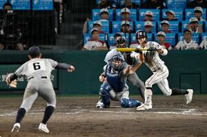 津田学園―叡明 タイブレークの12回裏津田学園無死一、二塁、伊藤の投前バントが失策を誘いサヨナラとなる。投手田口、捕手青木=甲子園