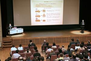 新潟市が能登半島地震の被災者向けに開いた説明会=4月30日、新潟市西区小針2