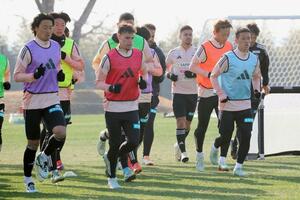 ランニングするMFダニーロ・ゴメス(手前左から2人目)=1月22日、宮崎県西都市