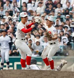 中京大中京戦で完投し、逢坂(右)と喜ぶ智弁学園・杉本=甲子園