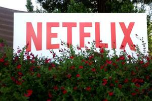 米カリフォルニア州ロスガトスのネットフリックス本社に掲げられたロゴ=2022年4月(ゲッティ=共同)