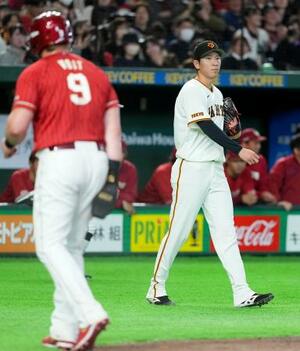 5回に2番手で登板し、4失点と打ち込まれた巨人・戸郷(右)=東京ドーム