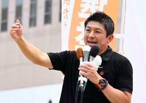 鹿児島市で街頭演説する参政党の神谷代表=12日午前