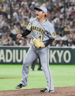 7回巨人2死、ダルベックを空振り三振に仕留め、雄たけびを上げる阪神・村上=東京ドーム
