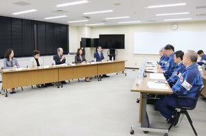 柏崎刈羽原発のテロ対策改善状況などについて意見を交わした東電の改善措置評価委員会＝１１日、柏崎市