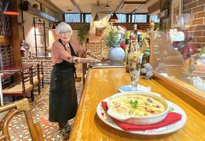 カウンターに立つ真柄文子さん。手前は看板メニュー「スパグラ」と「チョコロック」=加茂市駅前