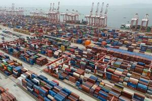 中国広東省にある貿易港=4月(AP=共同)