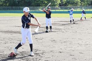 硬式球でトスバッティングをする中学生=佐渡市窪田