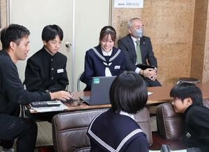 小中学生がいじめ根絶に向けての取り組みを発表した集会=上越市安江