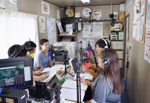 臨時災害放送局「まちのラジオ」の生放送を行うメンバーら=7日午後、石川県輪島市