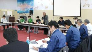 トキの野生復帰について官民、研究者らが話し合った協議会の総会=佐渡市新穂潟上