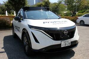 日産自動車が開発した独自の運転支援システム「プロパイロット」の次世代版を搭載した試作車=8日、東京都港区