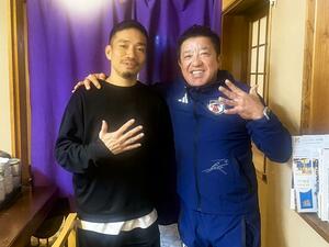 「5」を表現するポーズで写真に納まる長友佑都(左)と井上博さん=2025年12月(井上さん提供)