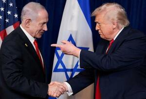 トランプ米大統領(右)と握手を交わすイスラエルのネタニヤフ首相=2025年12月、米フロリダ州パームビーチ(ロイター=共同)