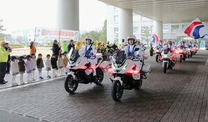 春の全国交通安全運動を前に開かれた出発式=4月4日、新潟市中央区