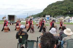 浜焼きの屋台や太鼓の演奏が行われた「名立オータムフェスタ」=上越市名立区