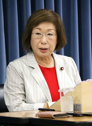 佐渡島の金山について新潟日報社などのインタビューに答える永岡桂子文科相=8月23日、文科省