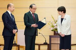 広島市の松井一実市長(中央)と長崎市の鈴木史朗市長(左)から要請書を受け取る高市首相=9日午後、首相官邸