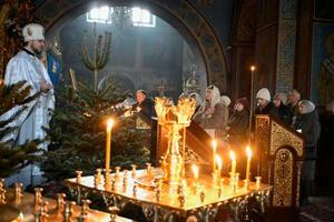 24日、ウクライナの首都キーウにある聖ミハイル黄金ドーム修道院で執り行われた礼拝(共同)