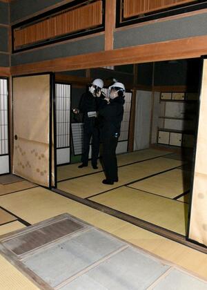 能登半島地震で建物がゆがみ、ふすまや戸が損傷した登録有形文化財の瀧本家住宅離れ「懐徳亭」内部=上越市頸城区百間町