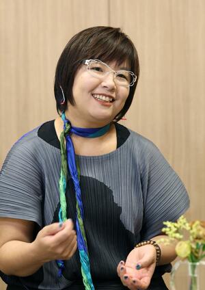 「卒母」について話す田中千絵さん=新潟市中央区の新潟日報メディアシップ