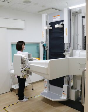 オープンを前に実施された県央健診スクエアの内覧会で、設備を説明するスタッフ=三条市上須頃