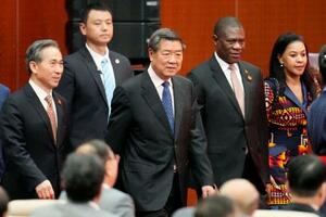 「中国国際供給網促進博覧会」の開幕式に臨む中国の何立峰副首相(中央)=16日、北京(共同)