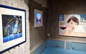 ソウルの美術館に展示された藤城清治さんの影絵(左)と李東起さんの作品(右)=16日(共同)