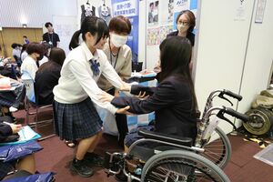 民間企業が主催した高校生向けの職業体験会=新潟市中央区