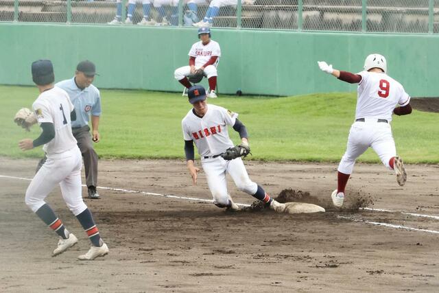 村上桜ケ丘－新潟西　３回、新潟西の一塁手中山陽希がゴロをさばく＝新発田市五十公野