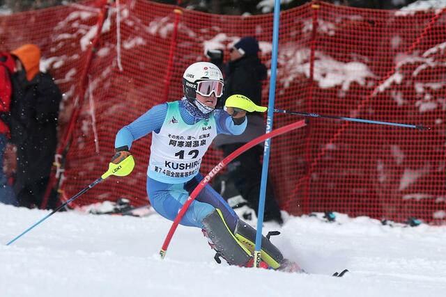 男子回転 2位の塩沢中出身・片山大斗(北海道・小樽双葉)の1回目=2月11日、北海道釧路市