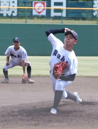 巻の２番手で登板した保倉泰斗＝７月１９日、柏崎市佐藤池