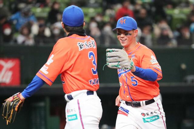 西武-オイシ 4回2死一、二塁、二走の本塁生還を阻止し、笑顔を見せる4番・左翼の大川陽大=ベルーナドーム