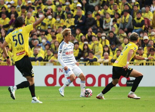 柏－新潟　前半、攻め上がるＦＷ長谷川元希（中央）＝三協Ｆ柏