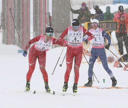 女子リレー　十日町の１走内田埜英留が６位で２走の福原優香につなぐ＝８日、十日町市の吉田クロスカントリー競技場
