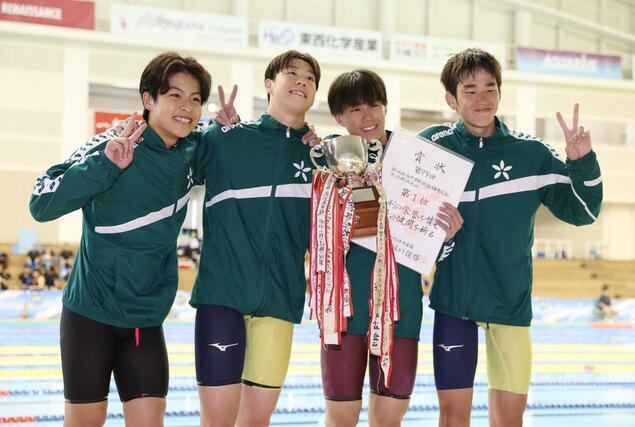 男子４００メートルリレー　優勝した長岡大手＝１７日、長岡市のダイエープロビスフェニックスプール