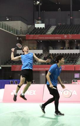 バドミントン男子ダブルス３位決定戦　タイ組と戦う沼倉昌明（左）・太田歩組＝京王アリーナ