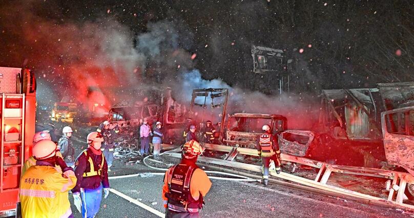 関越道下り線の水上インターチェンジ付近で起きた多重事故の現場。事故後も煙を上げ続け、警察や消防の職員が作業を進めた＝２７日午前２時５０分ごろ、群馬県みなかみ町、関越道下り線の水上インターチェンジ付近（上毛新聞社提供）