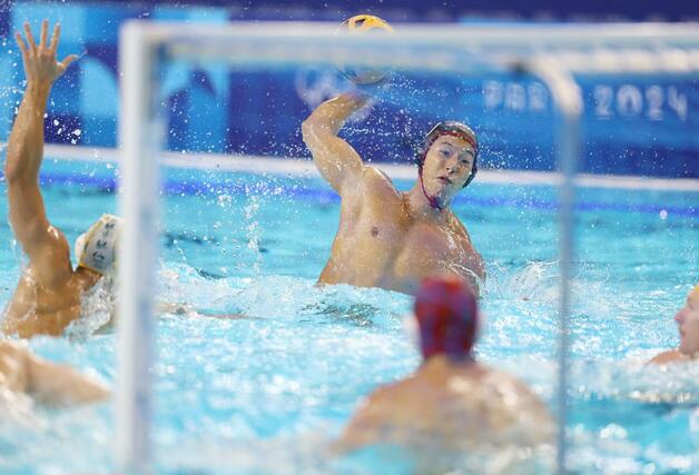 オーストラリア戦の第４ピリオドで稲場悠介がシュートを決め、１２－１１＝８月５日、パリ郊外（新潟日報社写真映像部・新井田悠）