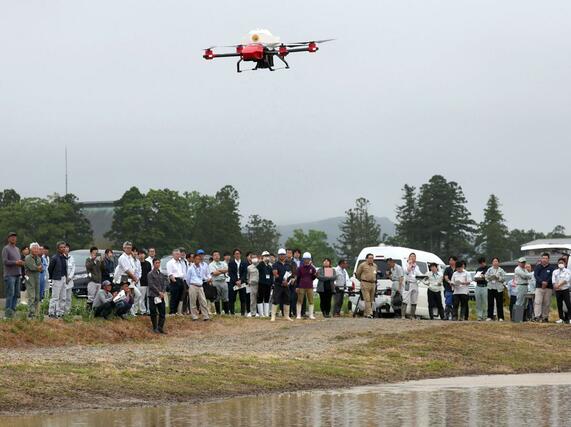 ドローンによる直播の実演見学会＝上越市板倉区