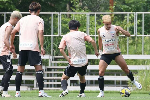 京都戦に向けて調整する新潟の選手たち=聖籠町