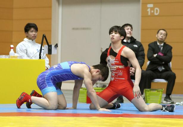 団体戦２回戦　北越－帯広北（北海道）　相手にマット外へ押し出されて敗戦が決まり、ぼうぜんとする川村奏嘉（赤・北越）＝新潟市東総合スポーツセンター