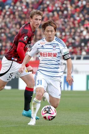 後半、攻め上がるＤＦ堀米悠斗＝埼玉スタジアム