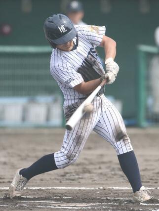 北越－長岡　６回北越１死二塁、笠原煌太が適時打を放ち２－０＝９月１６日、新発田市五十公野公園野球場