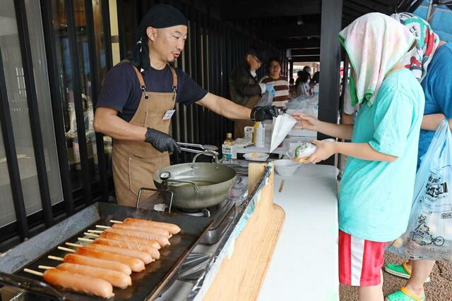 多くの親子連れが集まった縁日のような雰囲気の「出張こども食堂」＝６月３０日、石川県輪島市