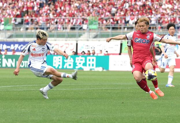 岡山－新潟　後半、シュートを狙うＦＷ小見洋太＝ＪＦＥ晴れの国スタジアム