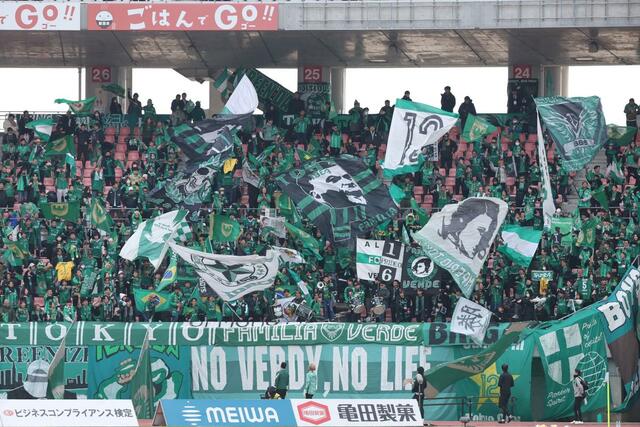 新潟-東京V 試合前、東京Vサポーター=ビッグスワン